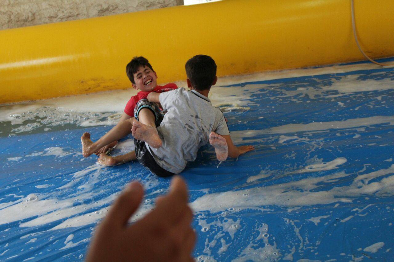 Auch unsere blinden und seheingeschraenkten Schueler haben viel Spass auf der Seifenbahn und toben sich aus.