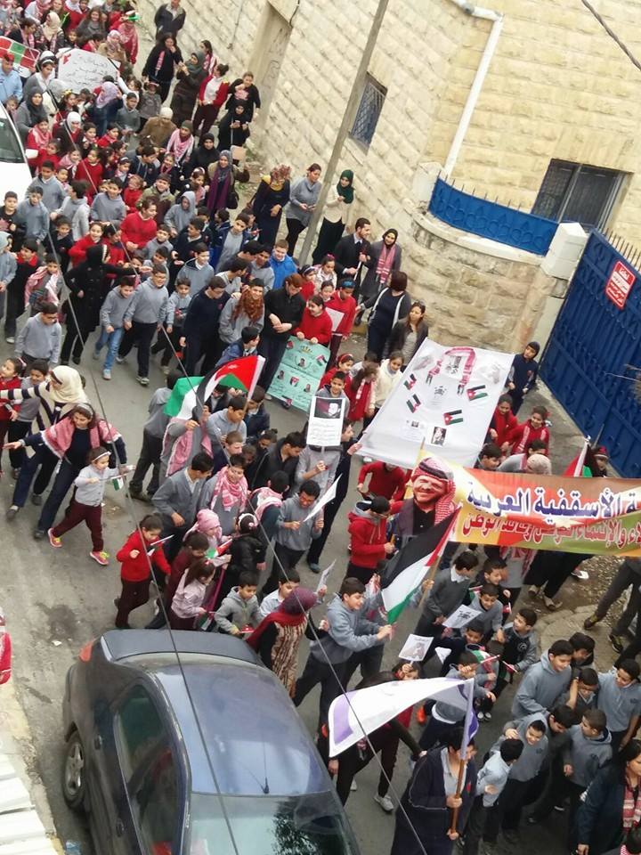 Friedensmarsch durch das Wohngebiet