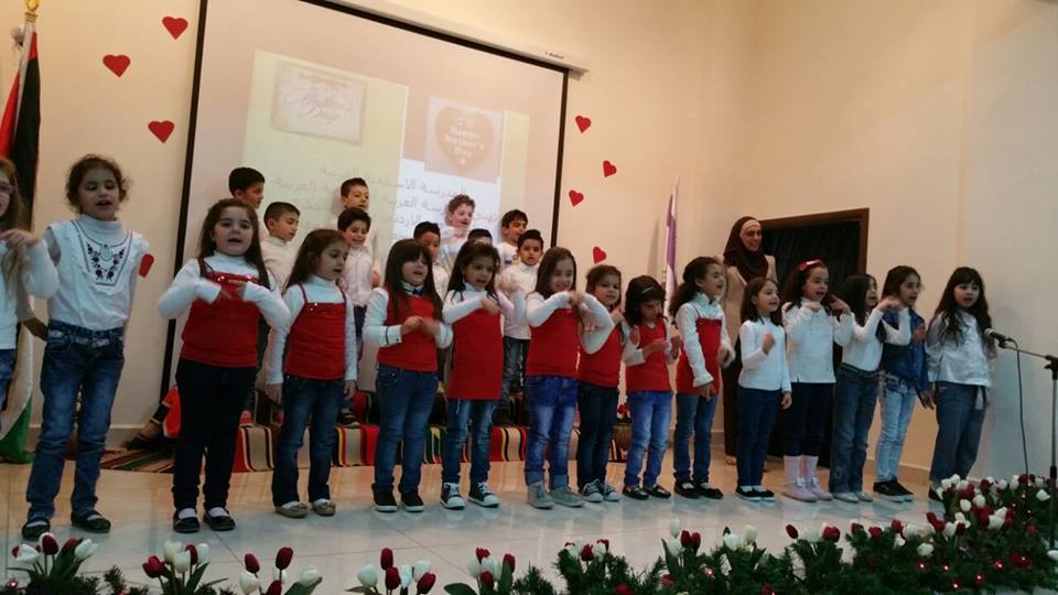 Die erste Klasse singt ein Muttertagslied